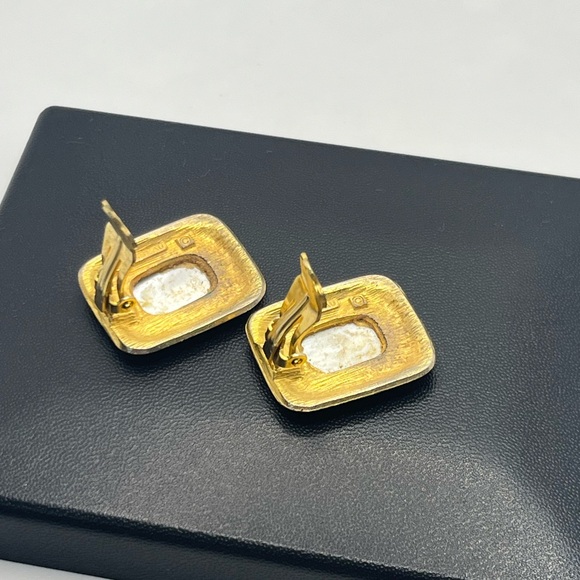 Rousseau signed vintage gold tone rectangle mother of pearl clip on earrings - Picture 12 of 13